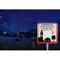 Photo panneau éclairage publique proche d'une eglise , paysage d'un village