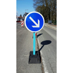 Panneau B21a1 sur un îlot - Panneau contournement obligatoire droite I WP Signalisation