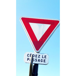 Panneau AB3A I Panneau cédez le passage à l'intersection avec panonceau M9Z Cédez le passage I WP Signalisation