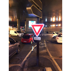 Panneau cédez le passage à l'intersection AB3b | Signalisation en ville et village avec WPSignalisation