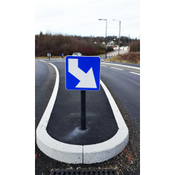 Balises et Balisettes de contournement d'îlot central J5 | Obligation de prendre le virage à droite | WPSignalisation