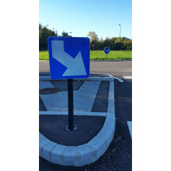 Balises et Balisettes de contournement d'îlot central J5 | Tourner à droite | WPSignalisation