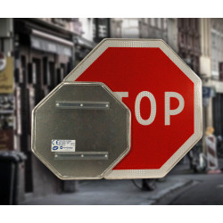 Panneau AB3A I Panneau cédez le passage à l'intersection I Derriere du panneau avec rails | WP Signalisation