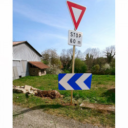 Panonceau distance M5a stop à 60 mètres avec un panneau AB3A cédez le passage