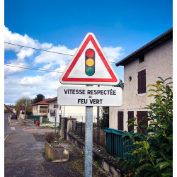 Panonceau Indications diverses par inscriptions M9z2b : Vitesse respectée feu vert l WP Signalisation