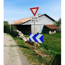 Balises et Balisettes de signalisation des virages J4 - 2 | Panneau J4 proche d'un virage