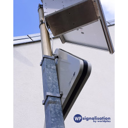 Collier Carré pour panneaux LEDS par WPSignalisation | Implantation sur mât d'un panneau