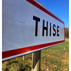 Panneau de localisation EB10  une ligne | Sortie d'agglomération EB10 ville et village | Zoom sur le film | WP Signalisation