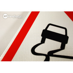 Panneau de danger chaussée particulièrement glissante A4 | Zoom sur le film certifié NF et CE par WP Signalisation