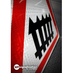 Panneau de danger passage à niveau A7 | Panneau passage à niveau avec zoom sur le film prismatique | WP Signalisation
