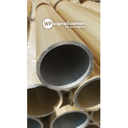 Mât cannelé en aluminium pour de la signalisation routière avec colliers et panneaux | WP Signalisation