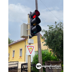 Mât cannelé en aluminium avec feu tricolore intelligent | Signalisation routière avec colliers et panneaux | WP Signalisation