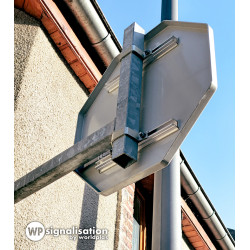 Collier Carré par WPSignalisation | Implantation murale d'un panneau