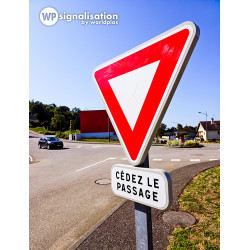 Panneau AB3A I Panneau cédez le passage à l'intersection avec panonceau M9Z Cédez le passage I WP Signalisation