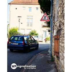 Panneau de signalisation A13B - Panneau passage pour piétons avec panonceau personnalisé dans un village I WP Signalisation