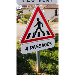 Panneau de signalisation A13B - Panneau passage pour piétons avec panonceau personnalisé dans un village I WP Signalisation