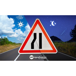 Panneau A3B chaussée rétrécie par la gauche | Zoom sur le film prismatique du panneau de signalisation