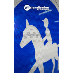 Panneau B22C - Chemin réservé aux cavaliers | Zoom sur le film normé NF et CE du panneau cavalier