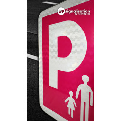 Zoom sur le film retro réflexion du panneau parking famille nombreuse | WP Signalisation