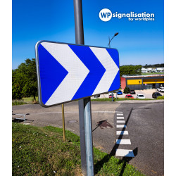 Balises et Balisettes de signalisation des virages J4 - 2 | Panneau J4 proche d'un virage