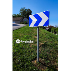Balises et Balisettes de signalisation des virages J4-2 | Panneau J4 proche d'un virage