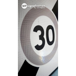 Zoom sur le film prismatique du panneau fin de zone Panneau B51 en 360 degrés I Zone 30 km | WP Signalisation