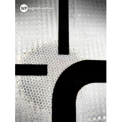 Zoom sur le film prismatique du panonceau schéma M7 pour intersections et priorités complexes