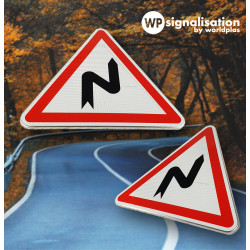 Panneau de danger succession de virages dont le 1er est à droite A1C l WP Signalisation