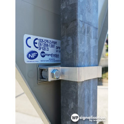 Kit de serrage avec collier Rectangulaire pour poteaux de signalisation | Kit de visserie | WP Signalisation
